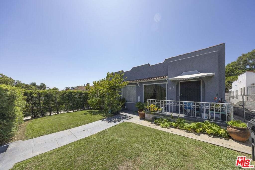Los Angeles, California, United States 3 - 18629346