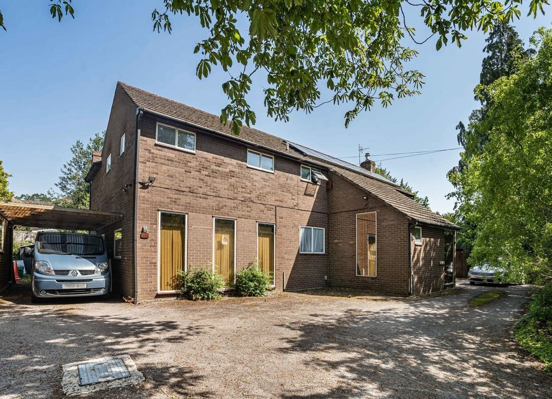 House in Bishops Cleeve, Tewkesbury, England 3 - 18628034