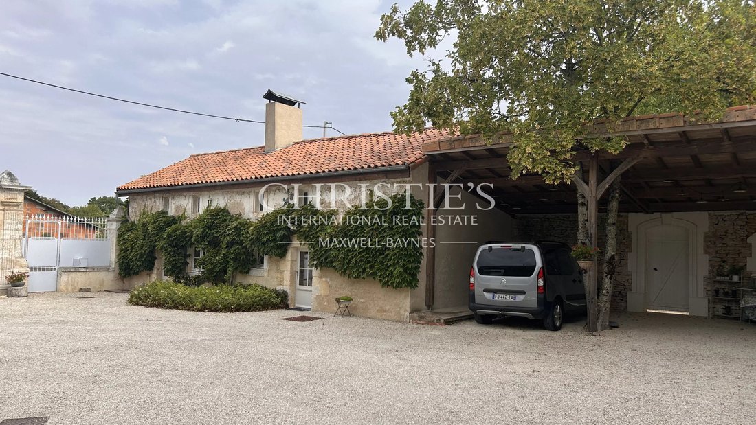 Estate in La Rochefoucauld-en-Angoumois, Nouvelle-Aquitaine, France 3 - 18626886