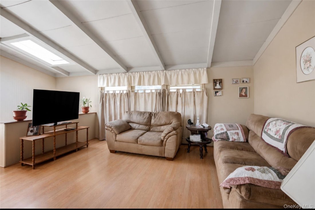 House in Commack, New York, United States 4 - 18629648