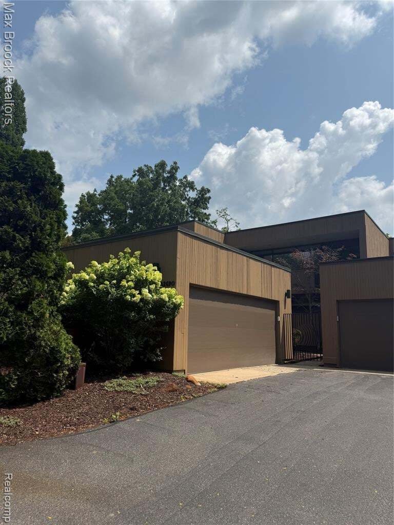 Condo in Beverly Hills, Michigan, United States 1 - 18628074