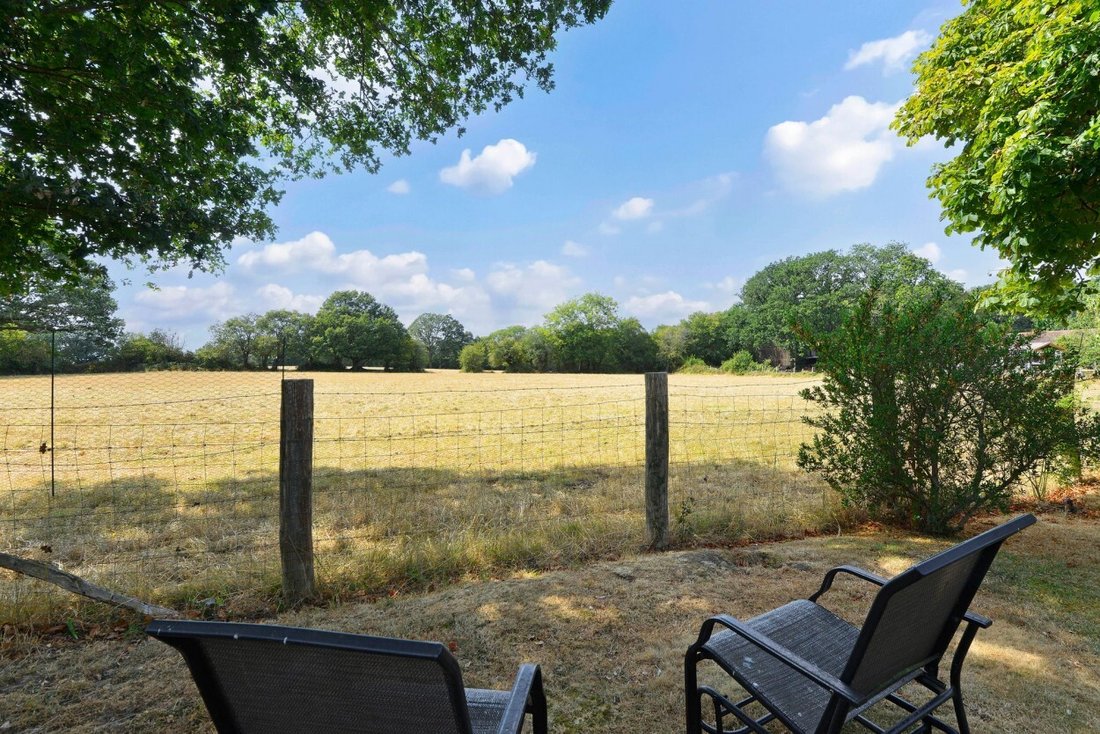Bungalow in Surrey, England 4 - 18628011