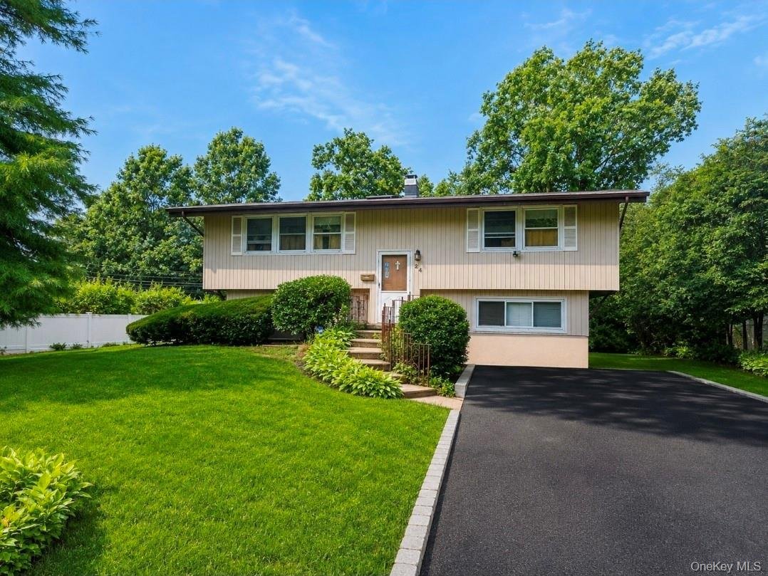 House in Commack, New York, United States 1 - 18629648