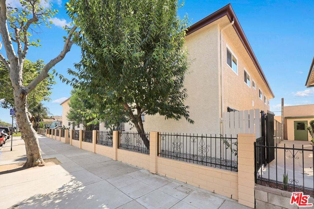 East Los Angeles, California, United States 4 - 18629361