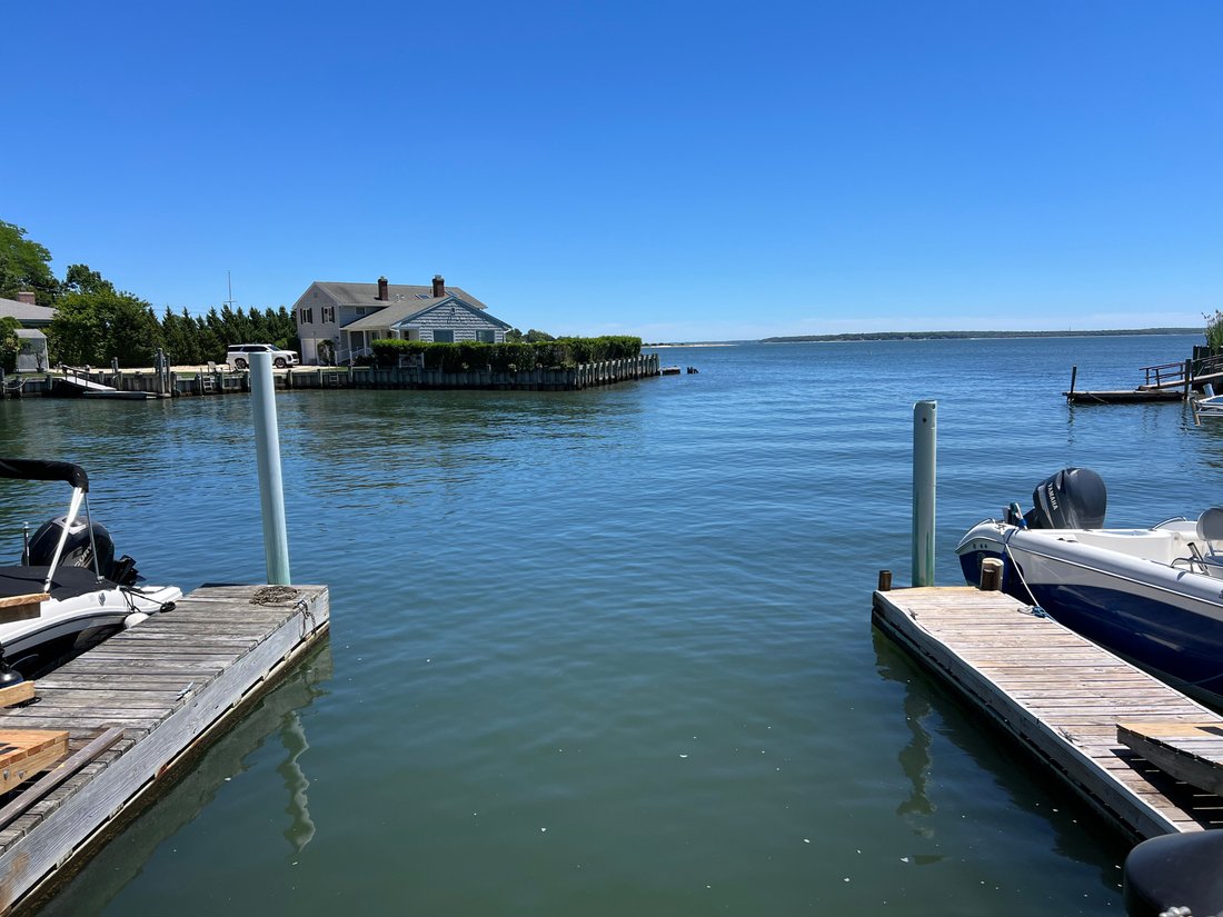 House in Aquebogue, New York, United States 3 - 17406385