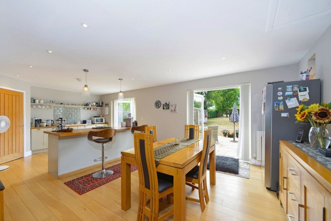 Bungalow in Surrey, England 2 - 18628011