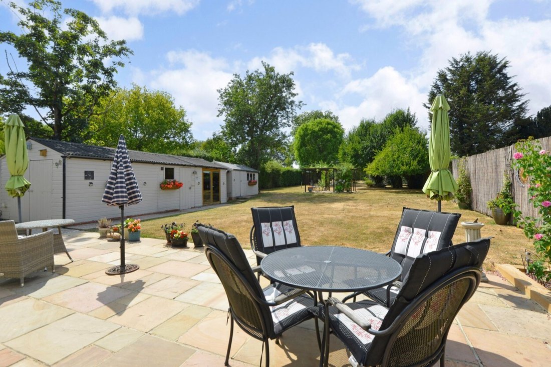 Bungalow in Surrey, England 3 - 18628011