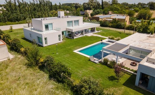 House in Chivilcoy, Buenos Aires Province, Argentina 1