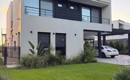 House in Martínez, Buenos Aires Province, Argentina 1