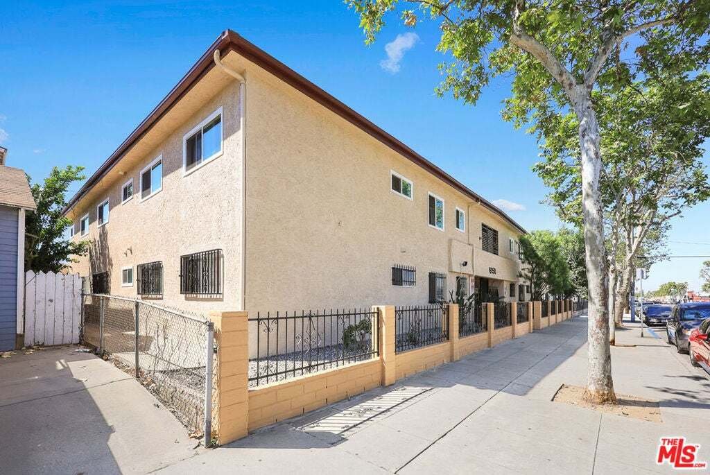 East Los Angeles, California, United States 5 - 18629361