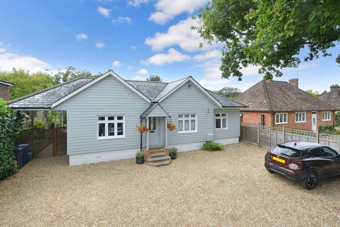 Bungalow in Surrey, England 1 - 18628011