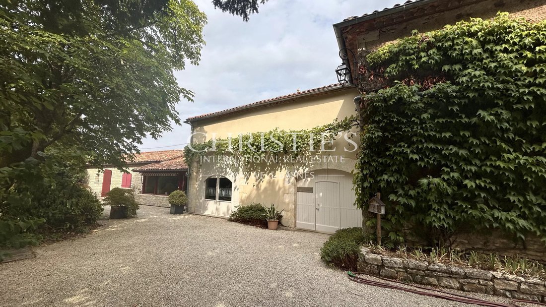 Estate in La Rochefoucauld-en-Angoumois, Nouvelle-Aquitaine, France 4 - 18626886