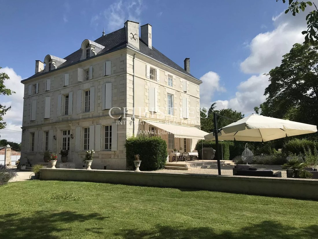 Estate in La Rochefoucauld-en-Angoumois, Nouvelle-Aquitaine, France 1 - 18626886