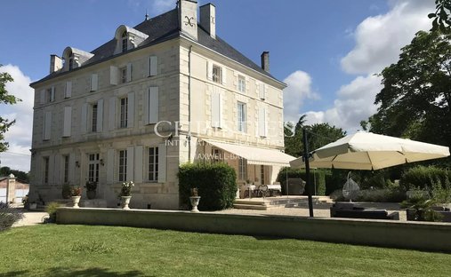 Estate in La Rochefoucauld-en-Angoumois, Nouvelle-Aquitaine, France 1