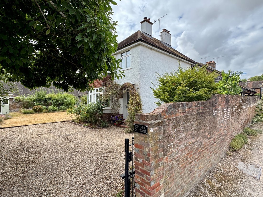 House in Lower Bourne, England 1 - 18626492