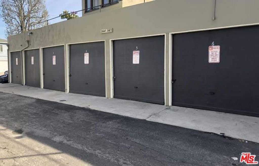 Santa Monica, California, United States 5 - 18629359