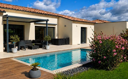 Villa in Nevons-route d'Apt, L'Isle-sur-la-Sorgue, France 1