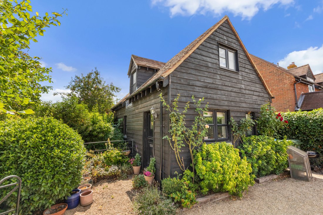 House in Ickford Village, England 5 - 18626465