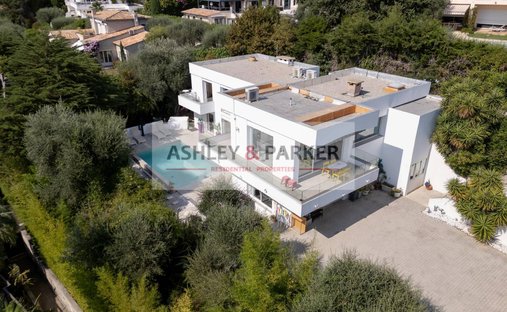 Villa in Maurice Jeanpierre, Le Cannet, France 1