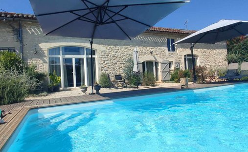 Estate in Charles de Gaulle, Cahors, France 1