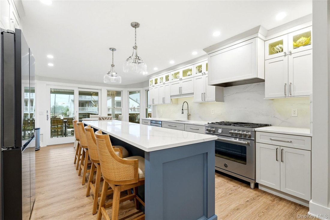 House in Lindenhurst, New York, United States 3 - 18631158