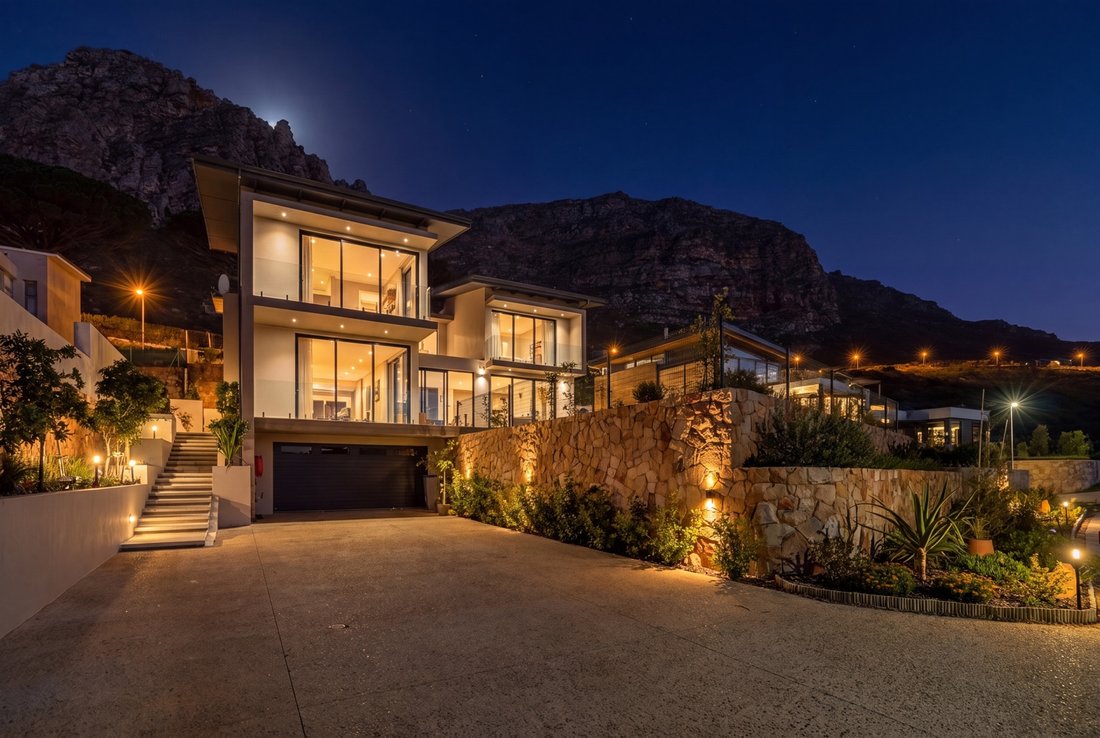 House in Tokai, Muizenberg Mountains, Cape Town 1 - 18187579
