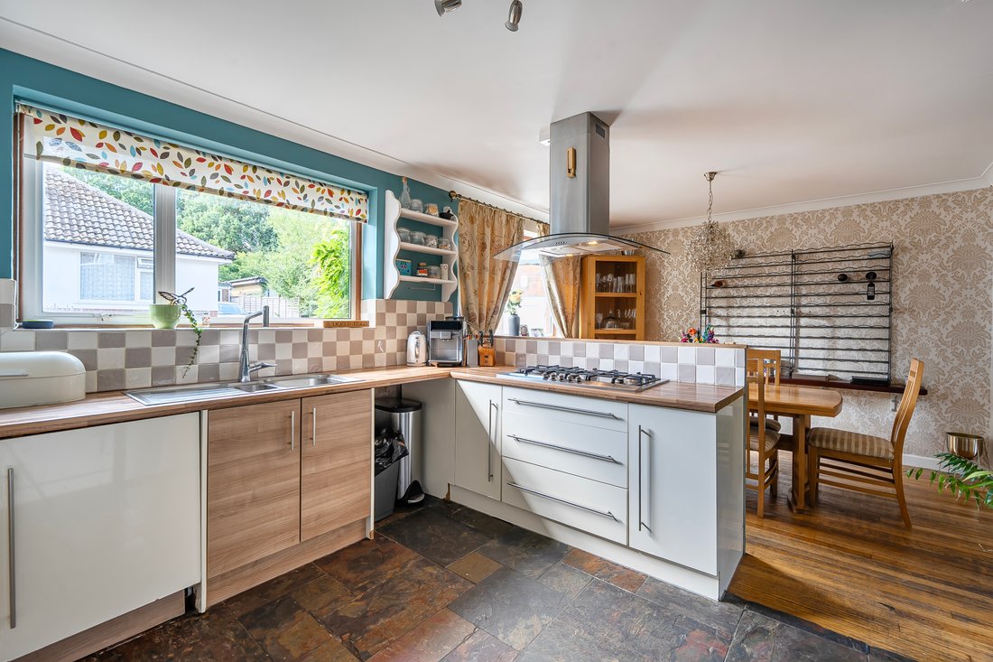 House in Kingswood, Reigate and Banstead, England 3 - 18631377