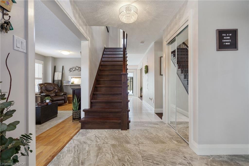 House in Hamilton, Ontario, Canada 3 - 18630956
