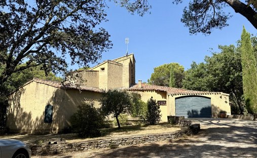 Estate in Uchaux, Provence-Alpes-Côte d'Azur, France 1