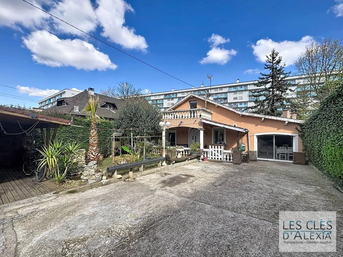 House in Bron, Auvergne-Rhône-Alpes, France 2 - 17449079