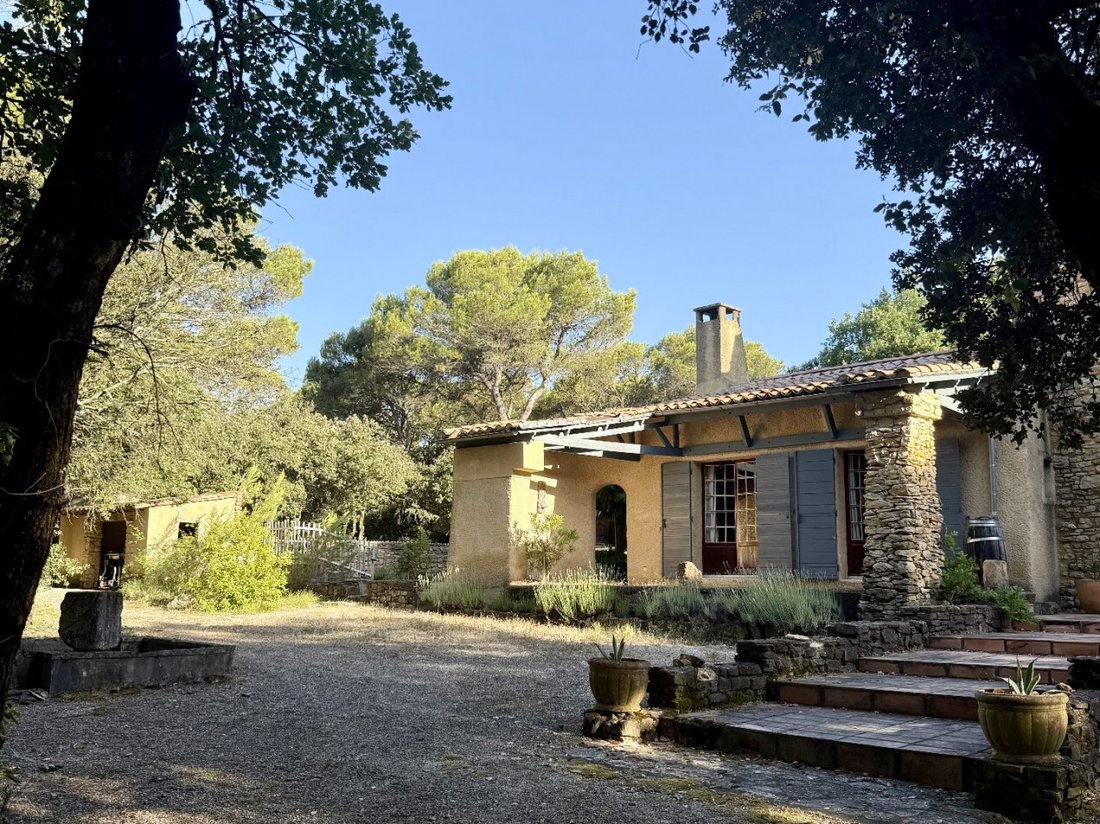Estate in Uchaux, Provence-Alpes-Côte d'Azur, France 3 - 17693042