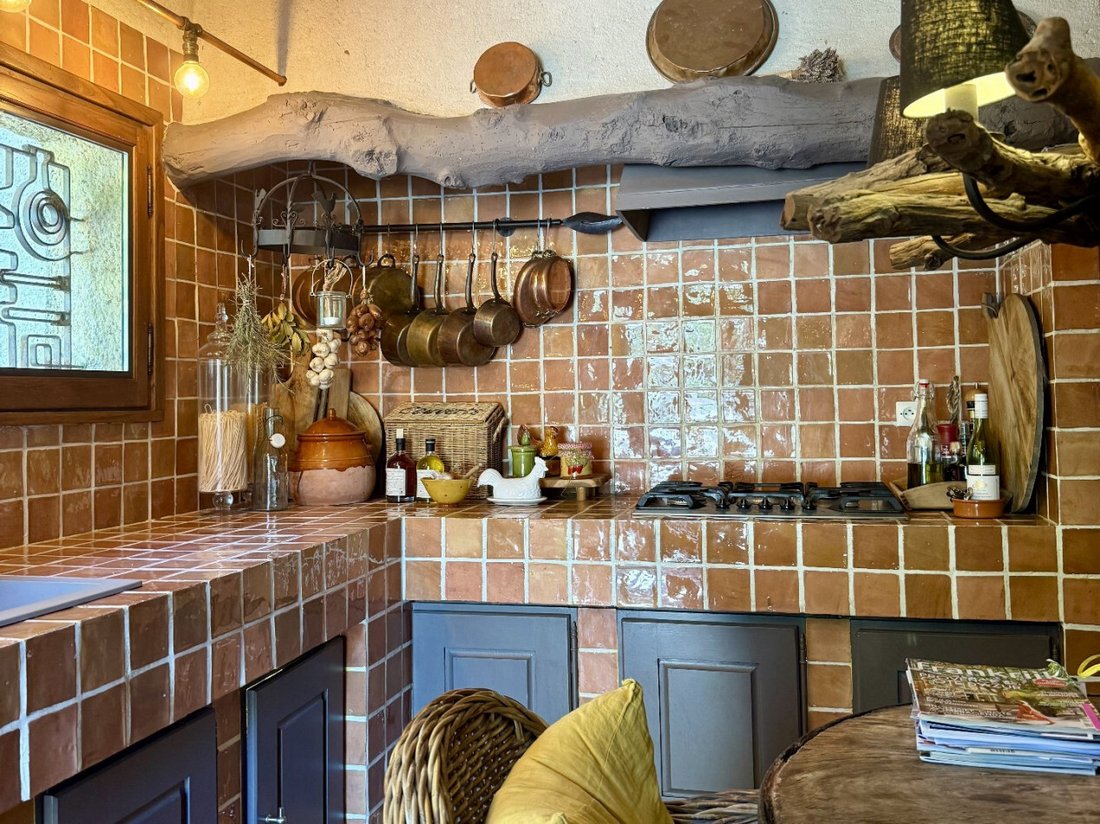 Estate in Uchaux, Provence-Alpes-Côte d'Azur, France 4 - 17693042