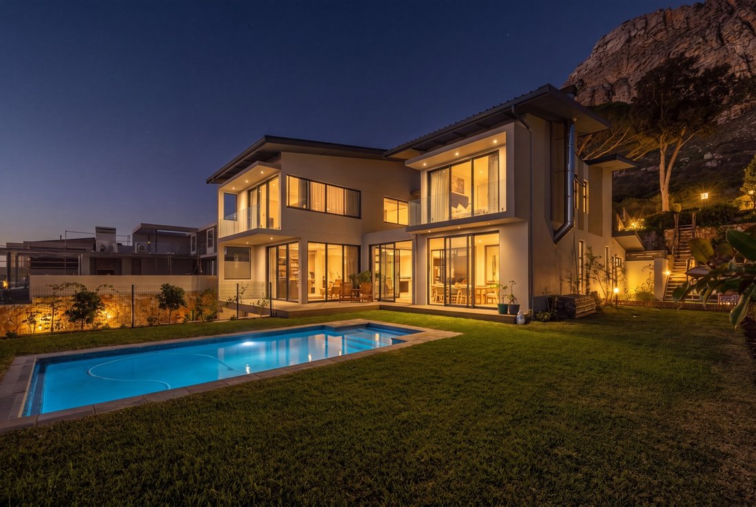 House in Tokai, Muizenberg Mountains, Cape Town 2 - 18187579