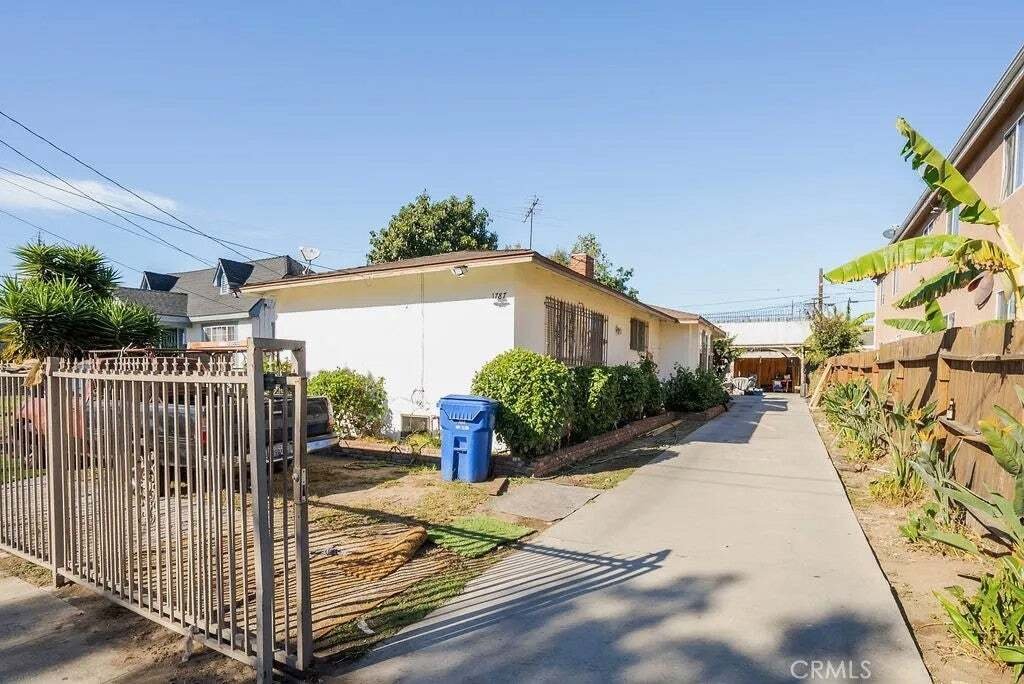 Los Angeles, California, United States 3 - 18631888