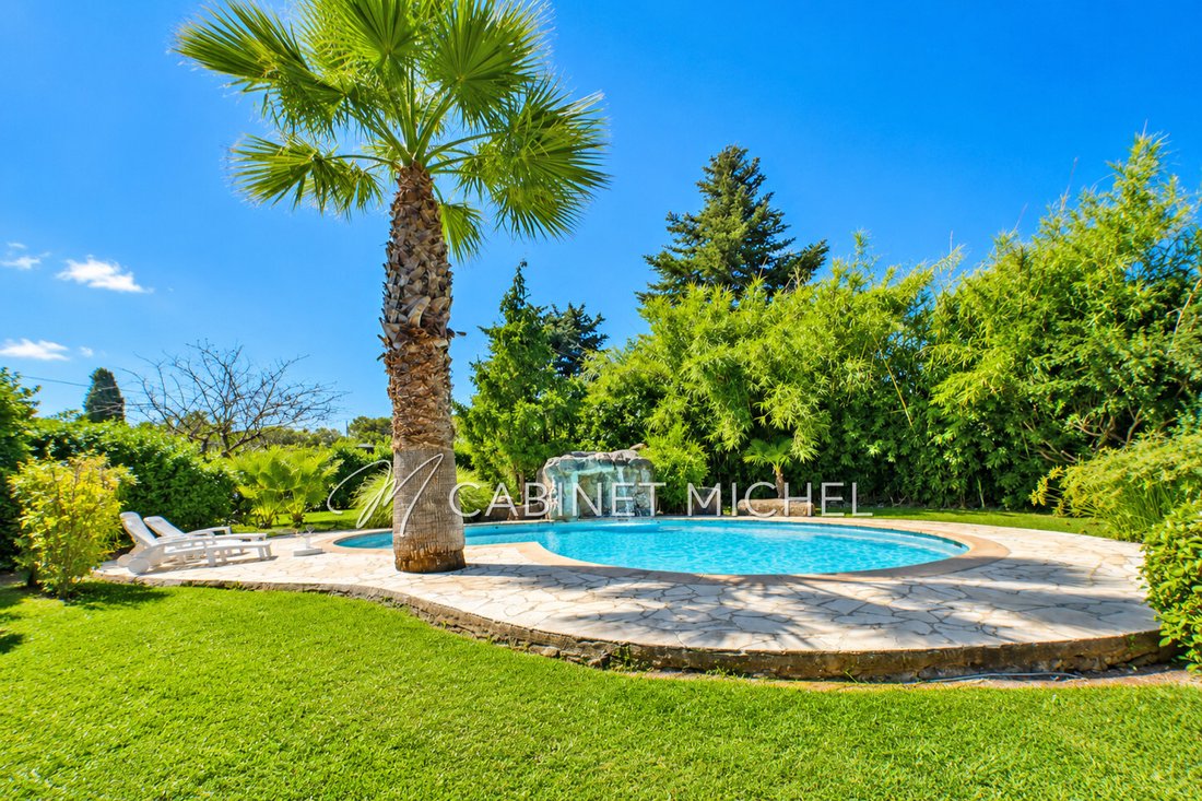 Villa in Nord, Roquefort-les-Pins, France 2 - 18631518