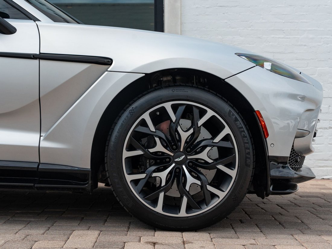 Suv in Beverly Hills, CA, United States 4 - 18632095
