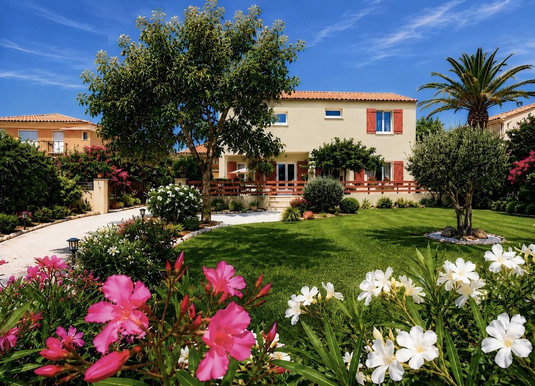 Villa in Hyeres, Provence-Alpes-Côte d'Azur, France 2 - 18404747