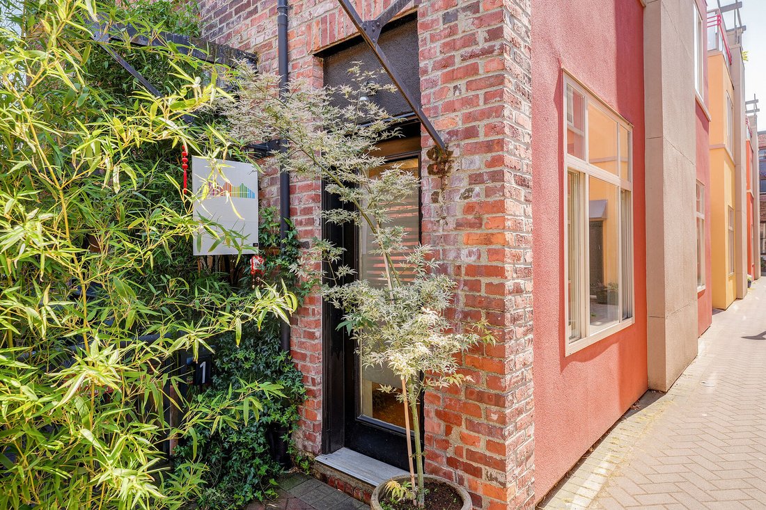 Townhouse in Victoria, British Columbia, Canada 3 - 18631947