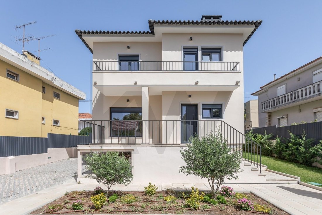 Townhouse in Carcavelos e Parede, Lisbon, Portugal 2 - 18632090