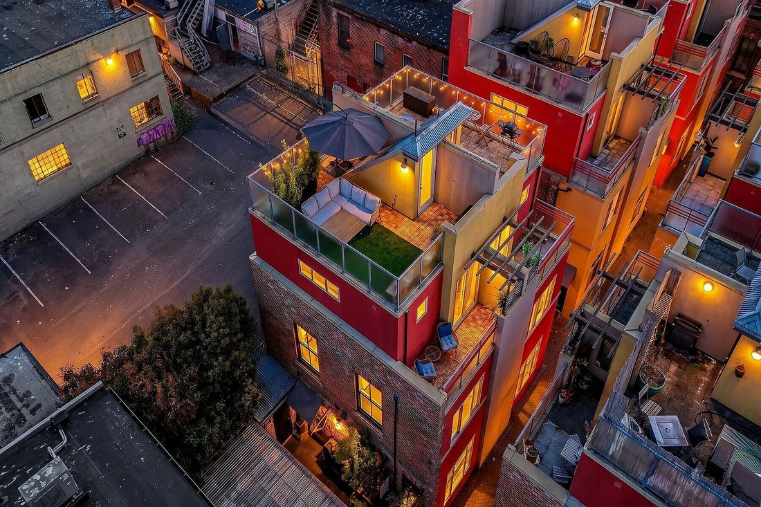 Townhouse in Victoria, British Columbia, Canada 1 - 18631947