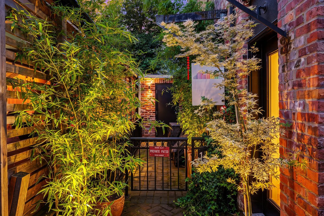 Townhouse in Victoria, British Columbia, Canada 2 - 18631947