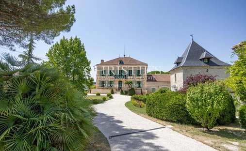 Estate in Centre Technique Municipal-Centre de Loisirs Jules Ferry, Agen, France 1