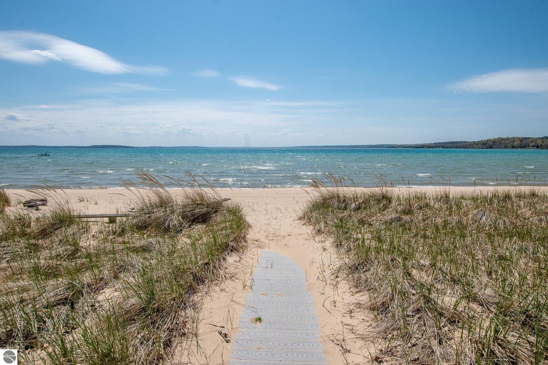 House in Suttons Bay, Michigan, United States 4 - 18635979