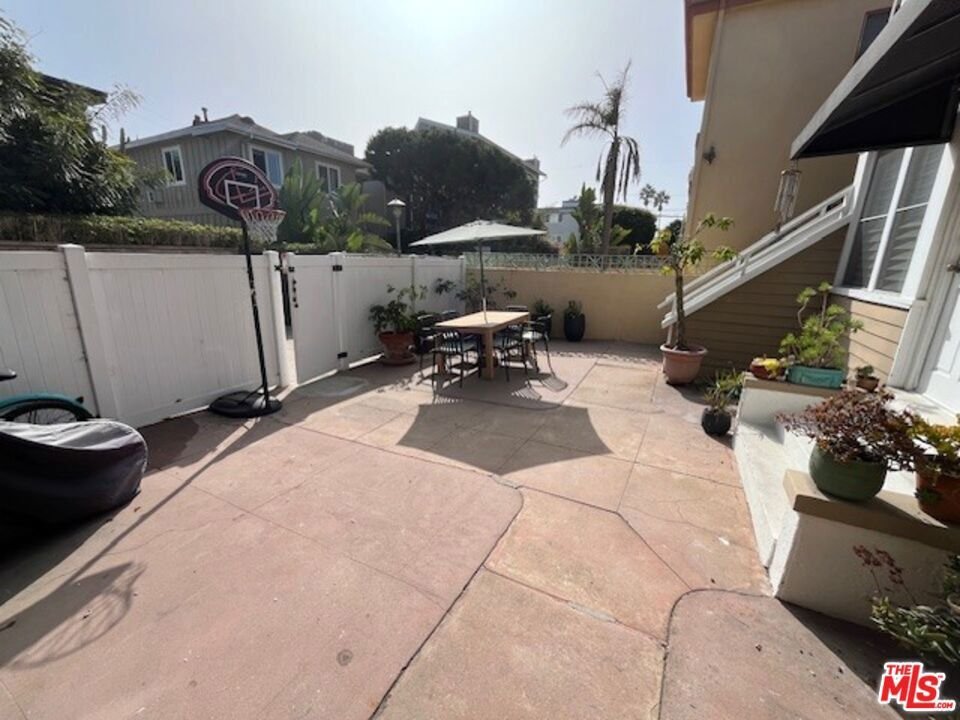 Los Angeles, California, United States 4 - 18633427