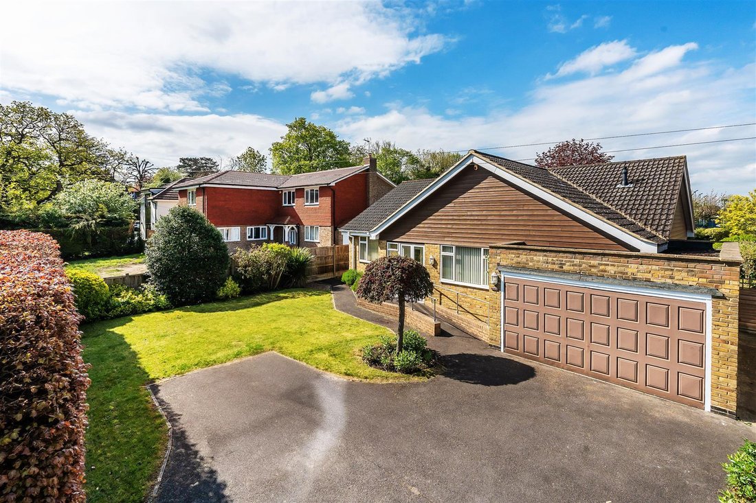 Bungalow in Surrey, England 3 - 17780875