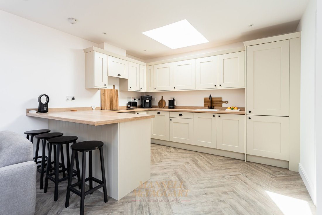Bungalow in Hookwood, Charlwood, England 4 - 18634729