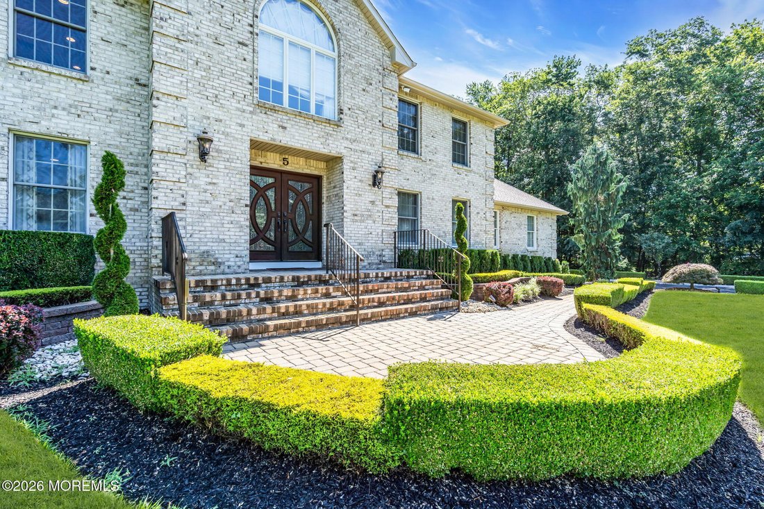 House in Manalapan Township, New Jersey, United States 2 - 18633071
