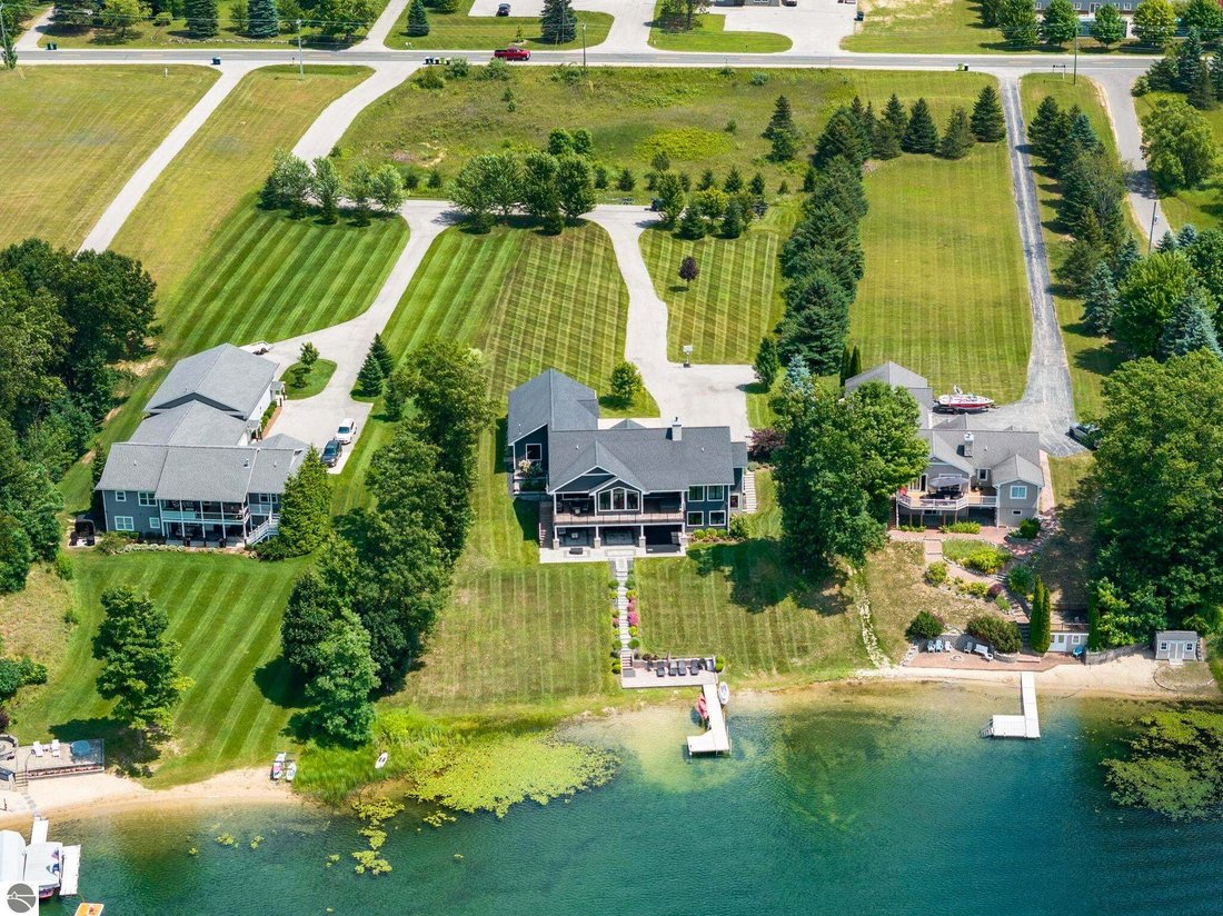 House in Traverse City, Michigan, United States 1 - 18636093