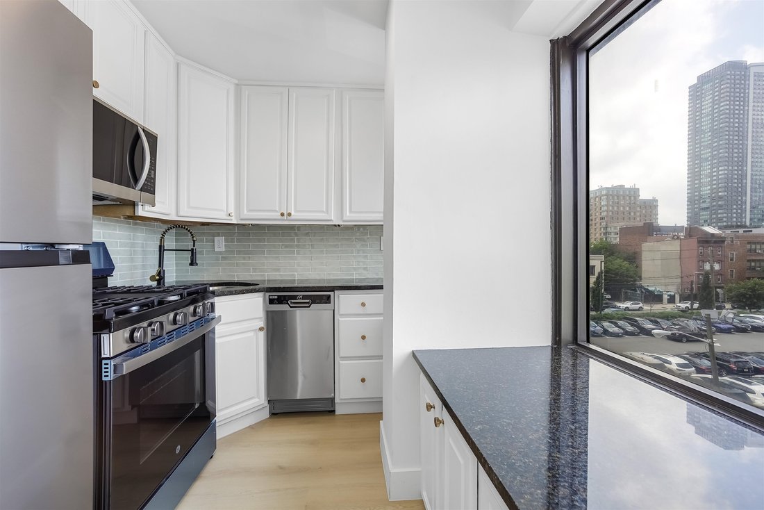 Jersey City, New Jersey, United States 5 - 18626878