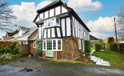 House in Farnham Common, England 1